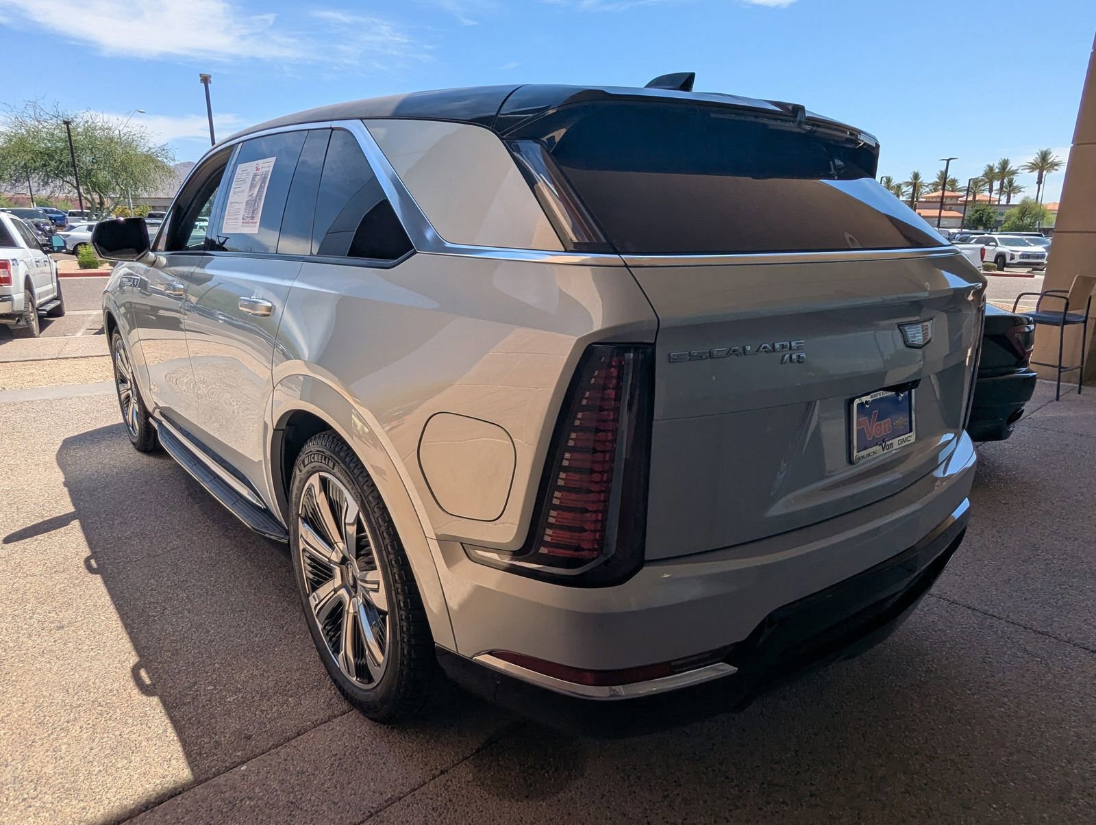 Certified 2025 Cadillac Escalade IQ Luxury 2 AWD/4WD image 3