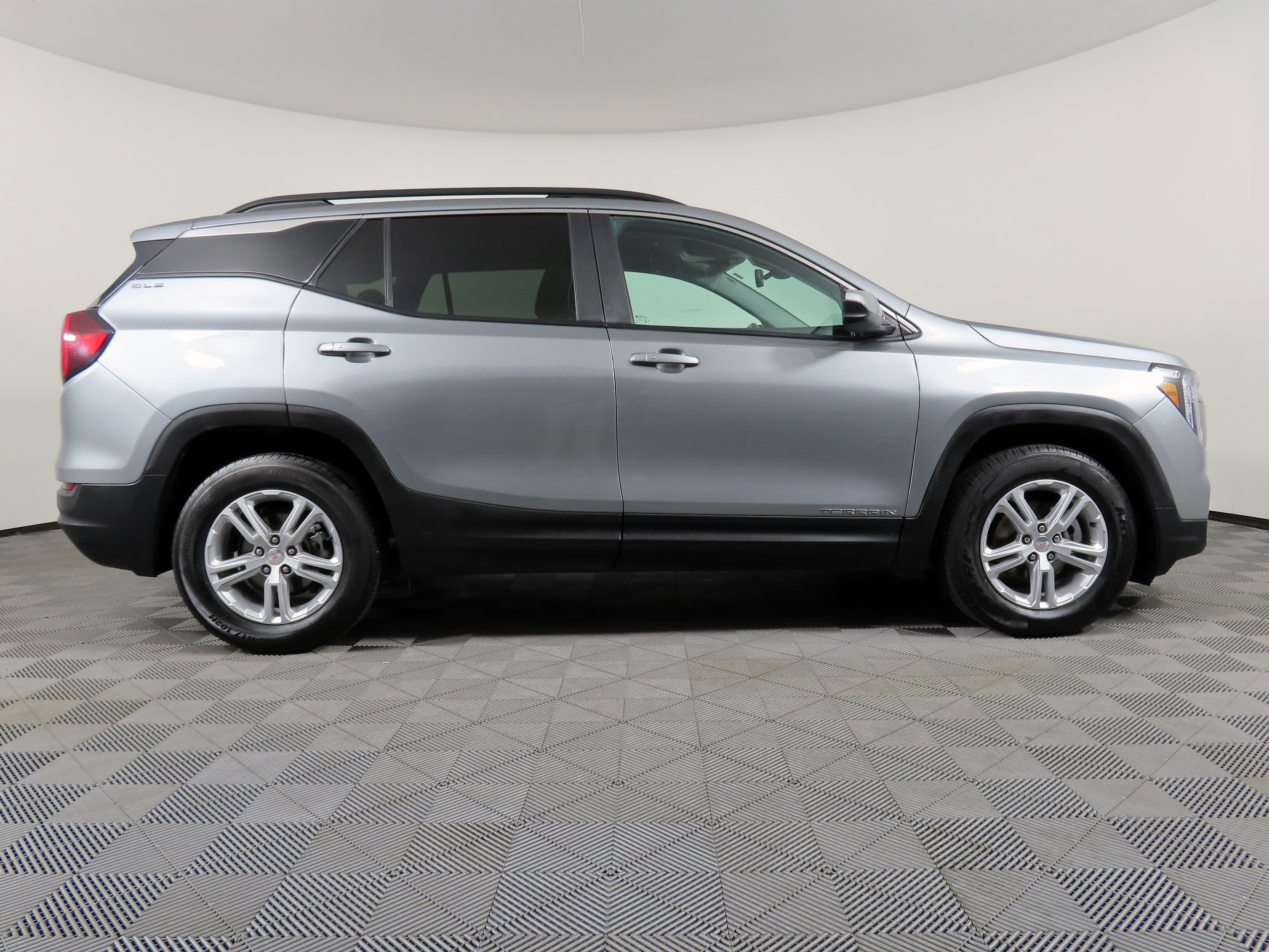 Used 2023 GMC Terrain SLE w/ Driver Convenience Package image 42