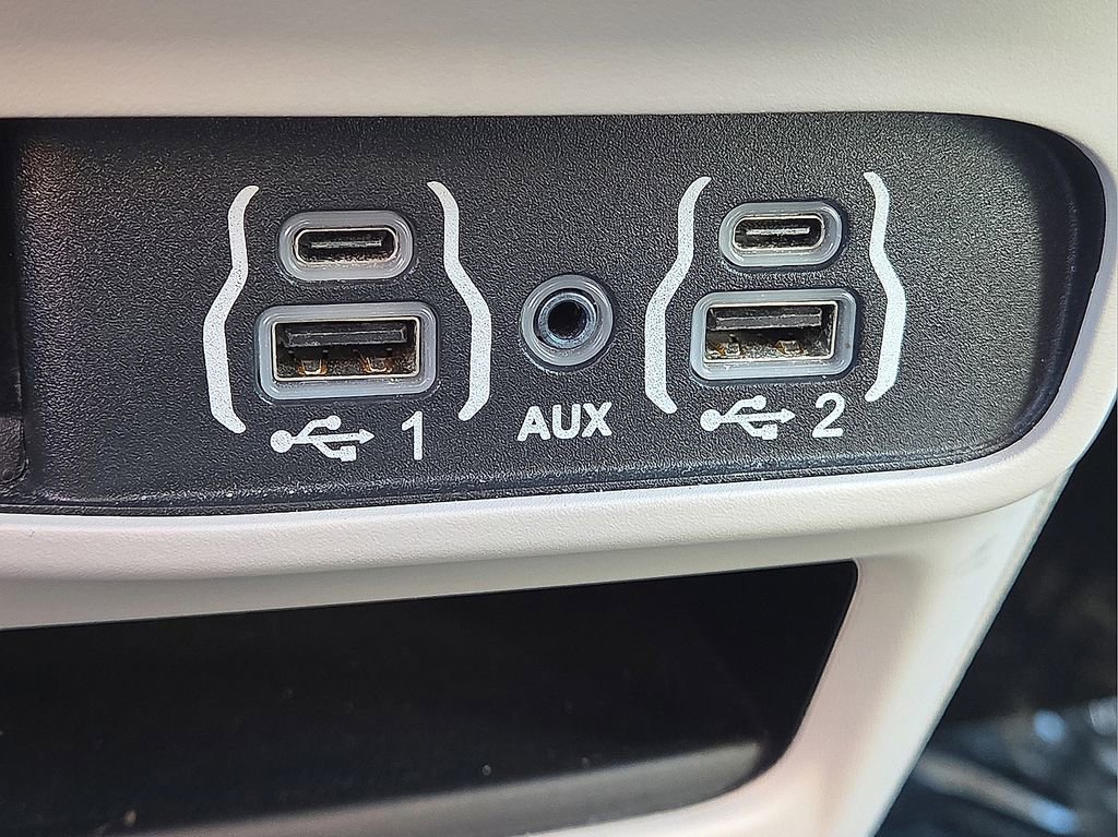 Used 2023 Chrysler Pacifica Touring-L image 23