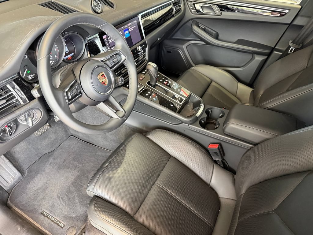 Certified 2026 Porsche Macan AWD/4WD image 4