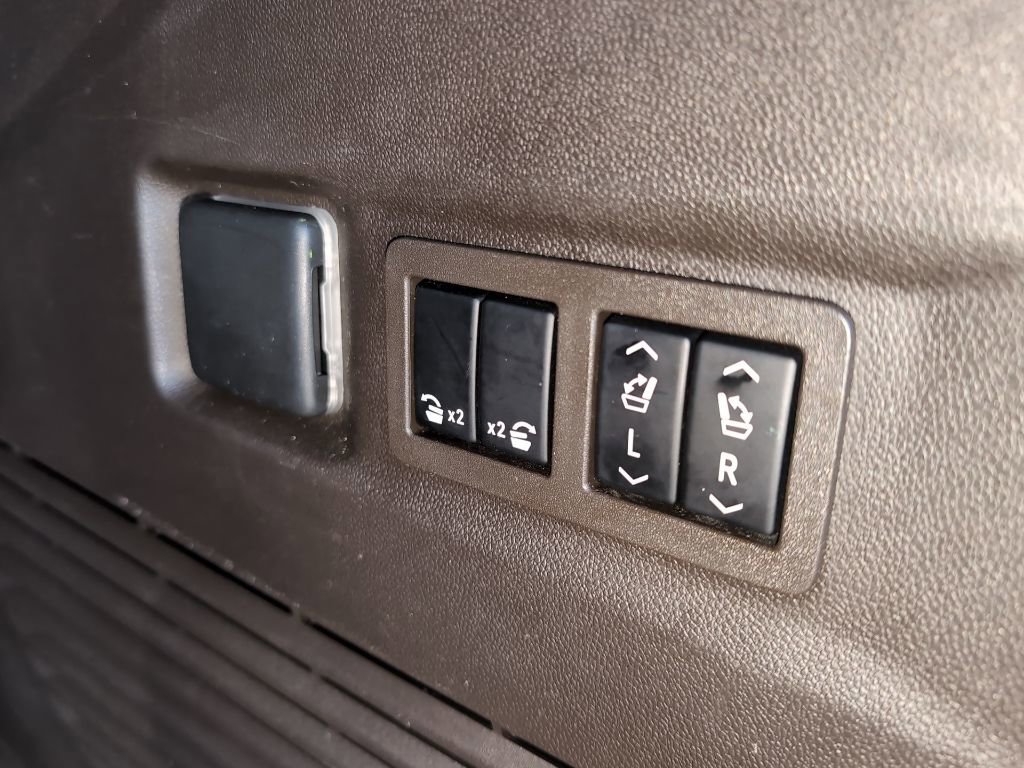 Used 2021 GMC Yukon Denali w/ Denali Ultimate Package image 16