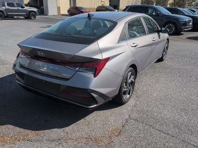 Used 2024 Hyundai Elantra Limited image 7