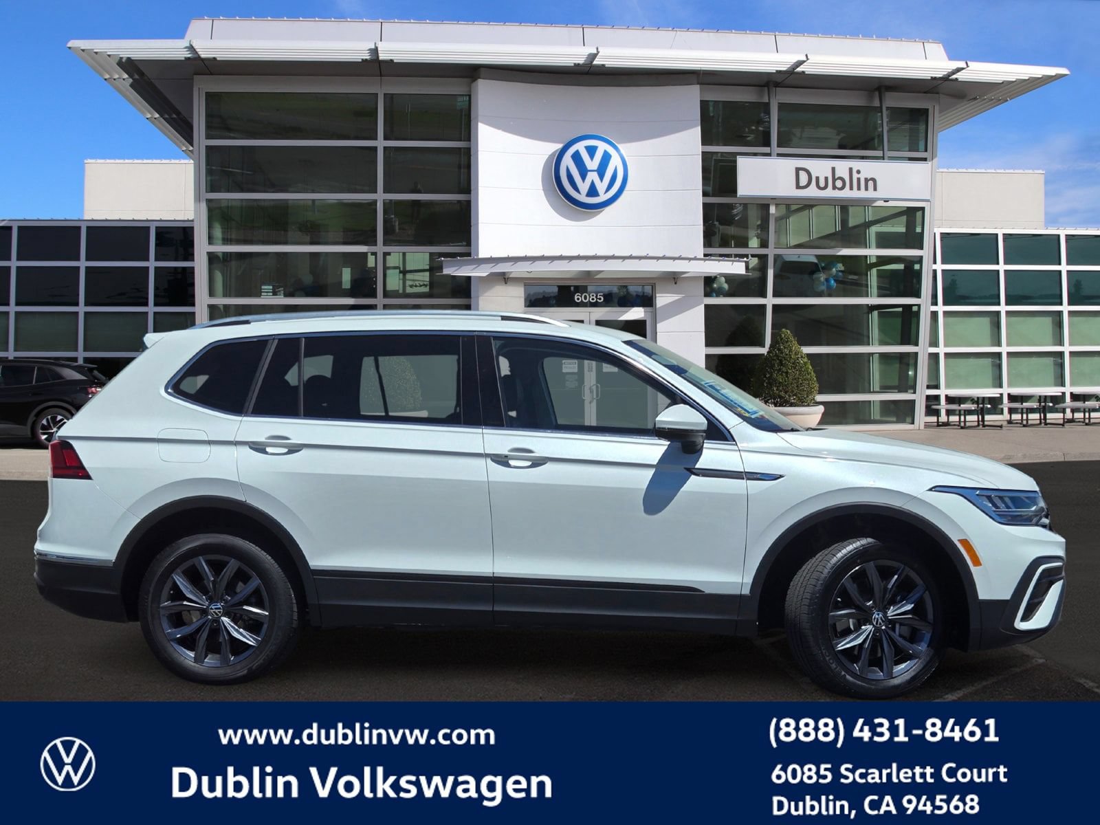 Used 2023 Volkswagen Tiguan SE FWD image 3