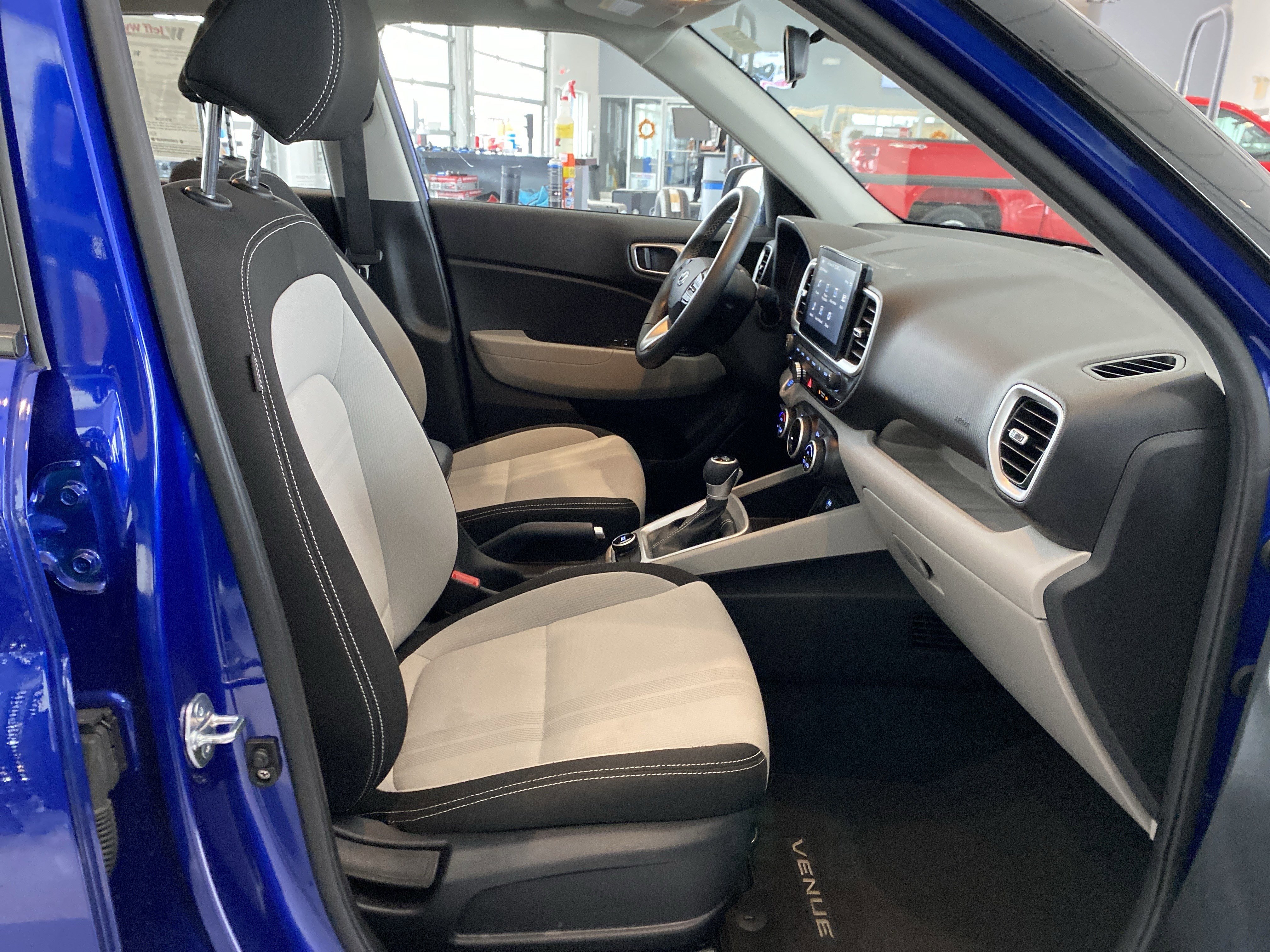 Used 2025 Hyundai Venue SEL image 25