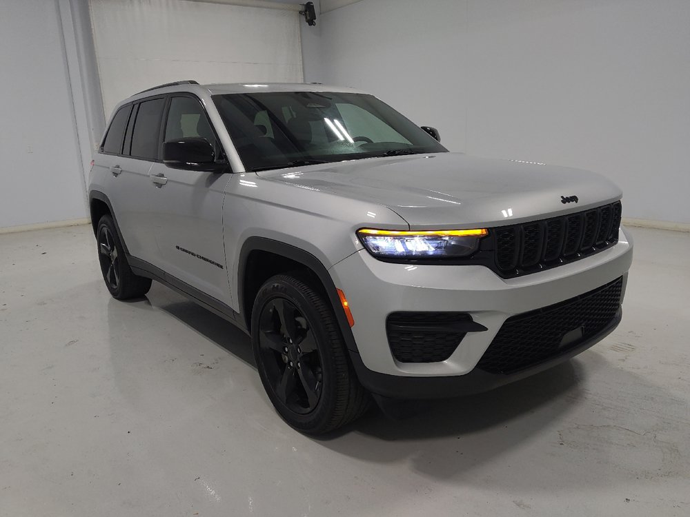 Used 2023 Jeep Grand Cherokee Altitude AWD/4WD image 13