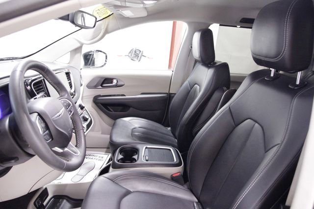 Used 2024 Chrysler Pacifica Touring-L FWD image 13