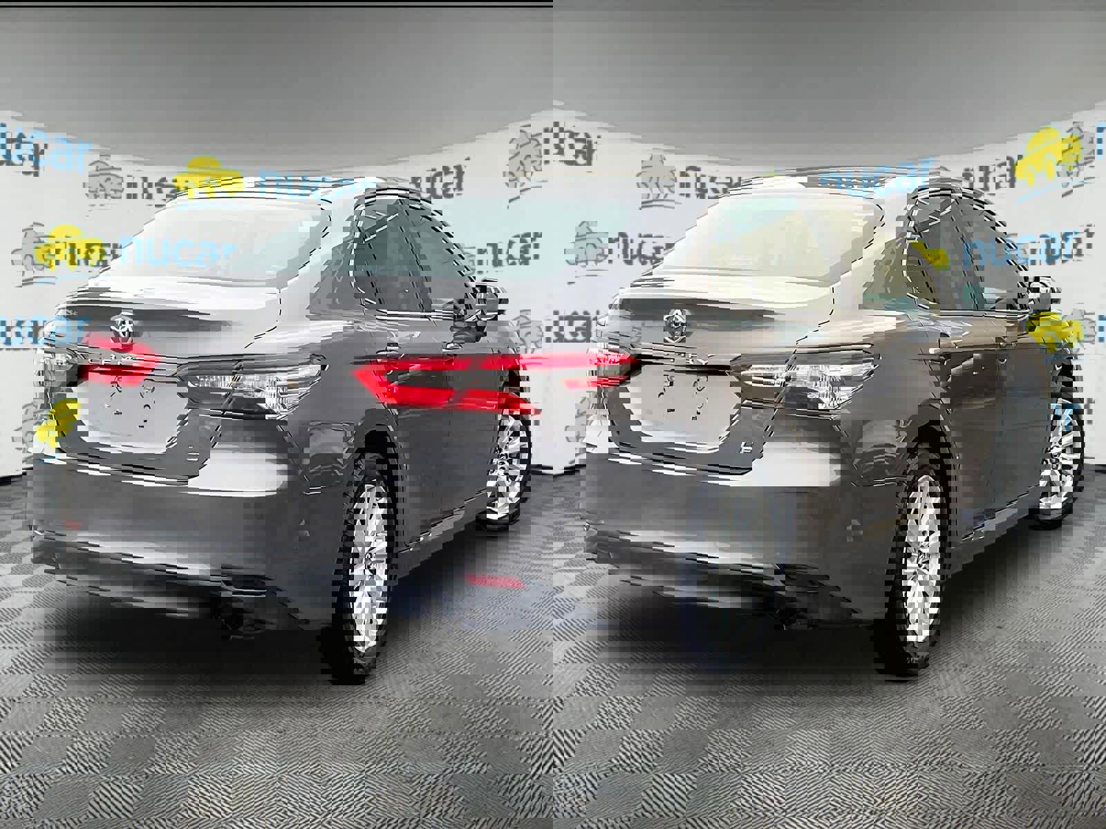 Used 2018 Toyota Camry LE image 6