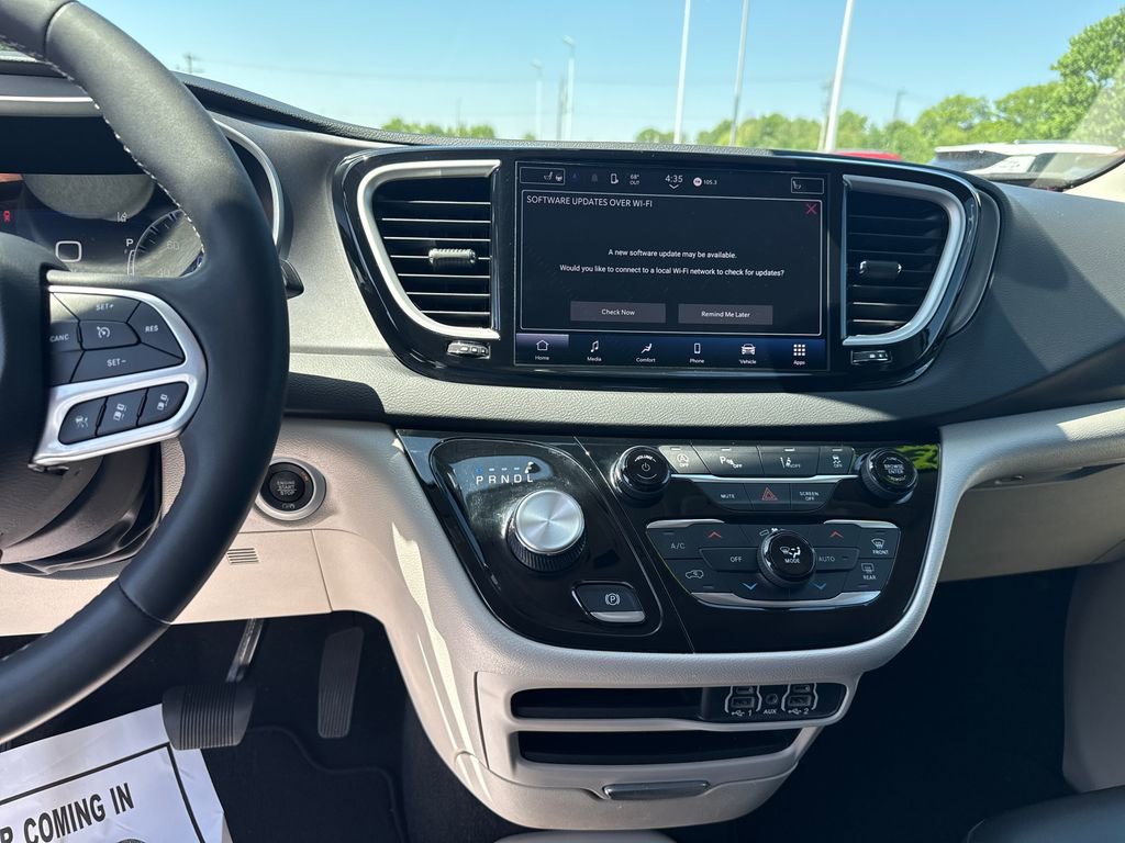 Used 2023 Chrysler Pacifica Touring-L FWD image 20