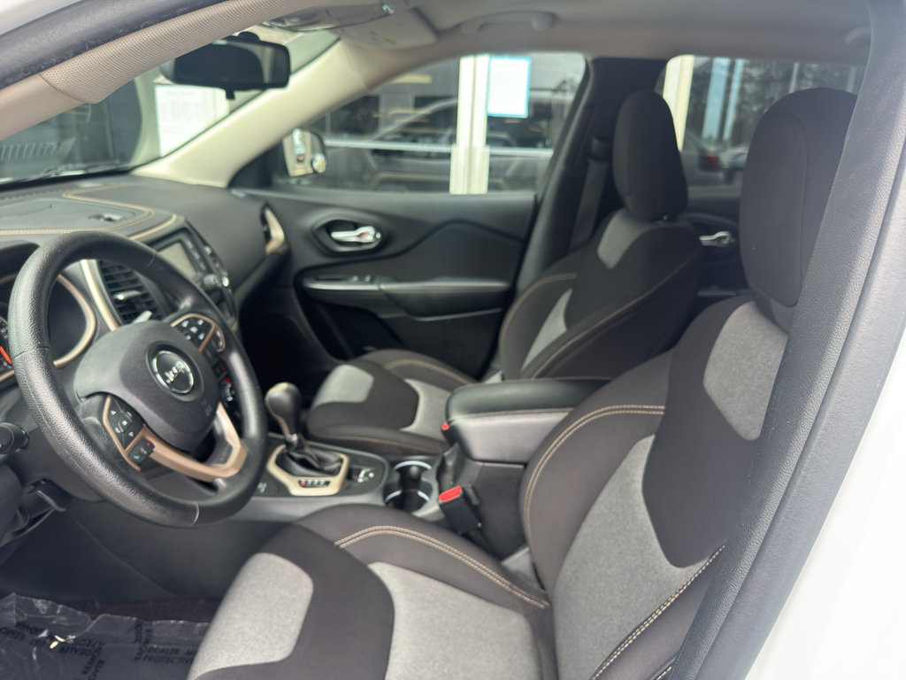 Used 2016 Jeep Cherokee Sport AWD/4WD image 4