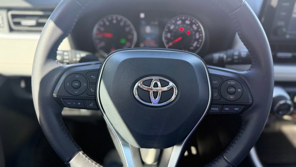 Used 2022 Toyota RAV4 XLE Premium image 24