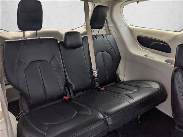 Used 2018 Chrysler Pacifica Touring-L FWD image 18
