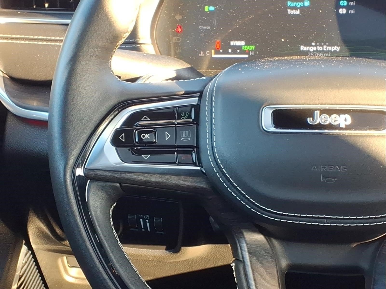 Used 2025 Jeep Grand Cherokee Overland w/ Advanced Protech Group III AWD/4WD image 13