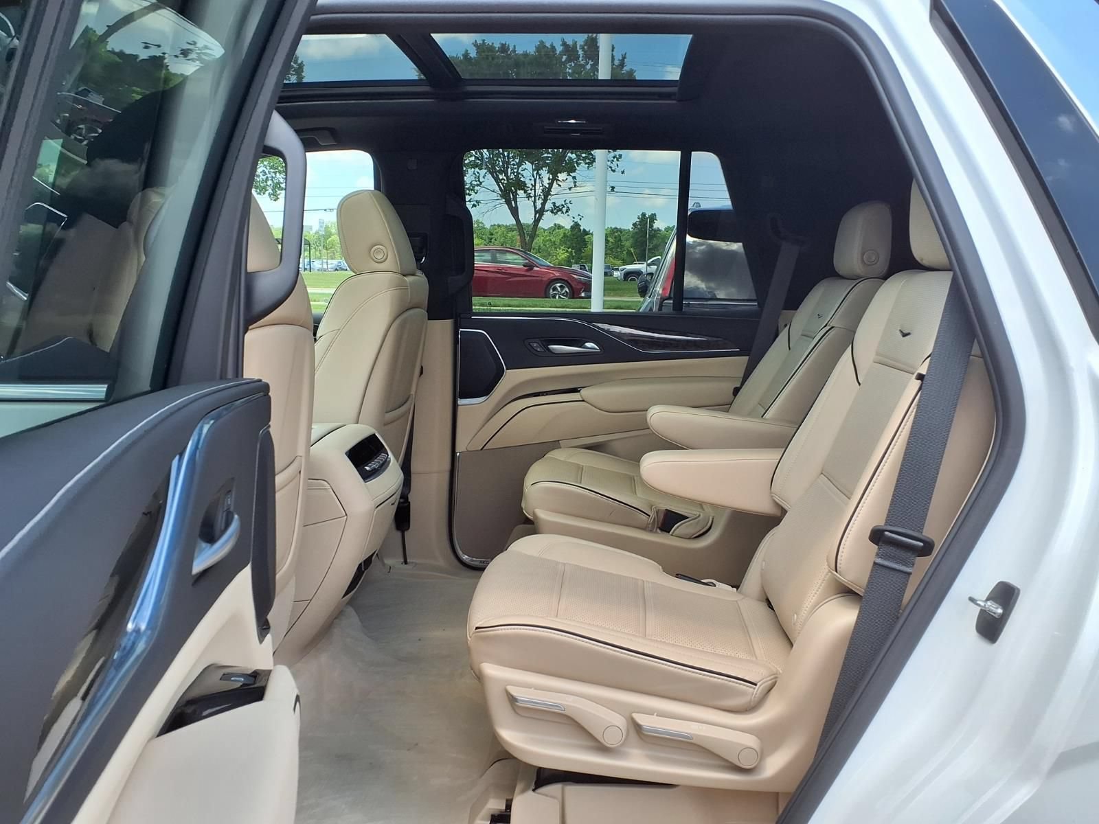 Used 2024 Cadillac Escalade Premium Luxury w/ LPO, Floor Liner Package AWD/4WD image 12