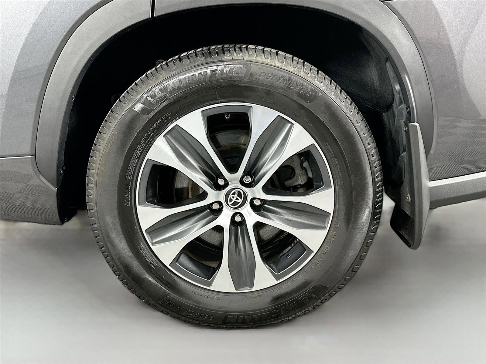 Used 2022 Toyota Highlander XLE AWD/4WD image 32