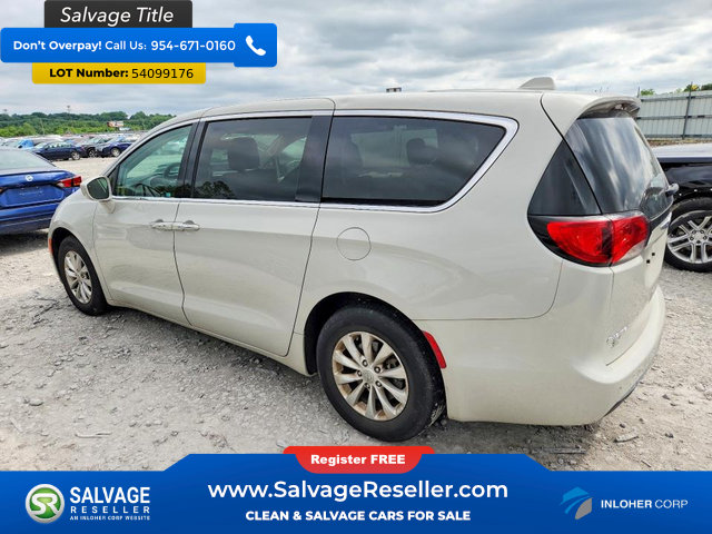 Used 2020 Chrysler Pacifica Touring FWD image 3