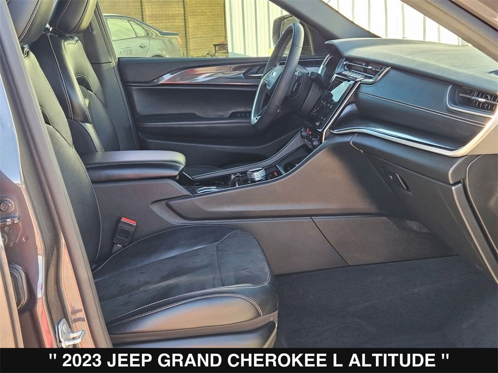 Used 2023 Jeep Grand Cherokee L Laredo image 30