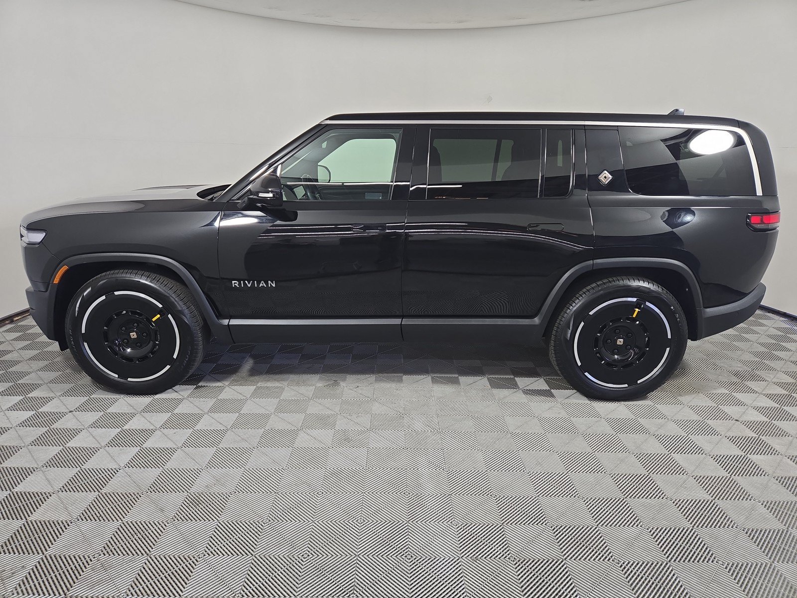 Used 2025 Rivian R1S Adventure AWD/4WD image 2