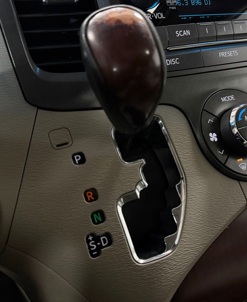 Used 2014 Toyota Sienna XLE image 22