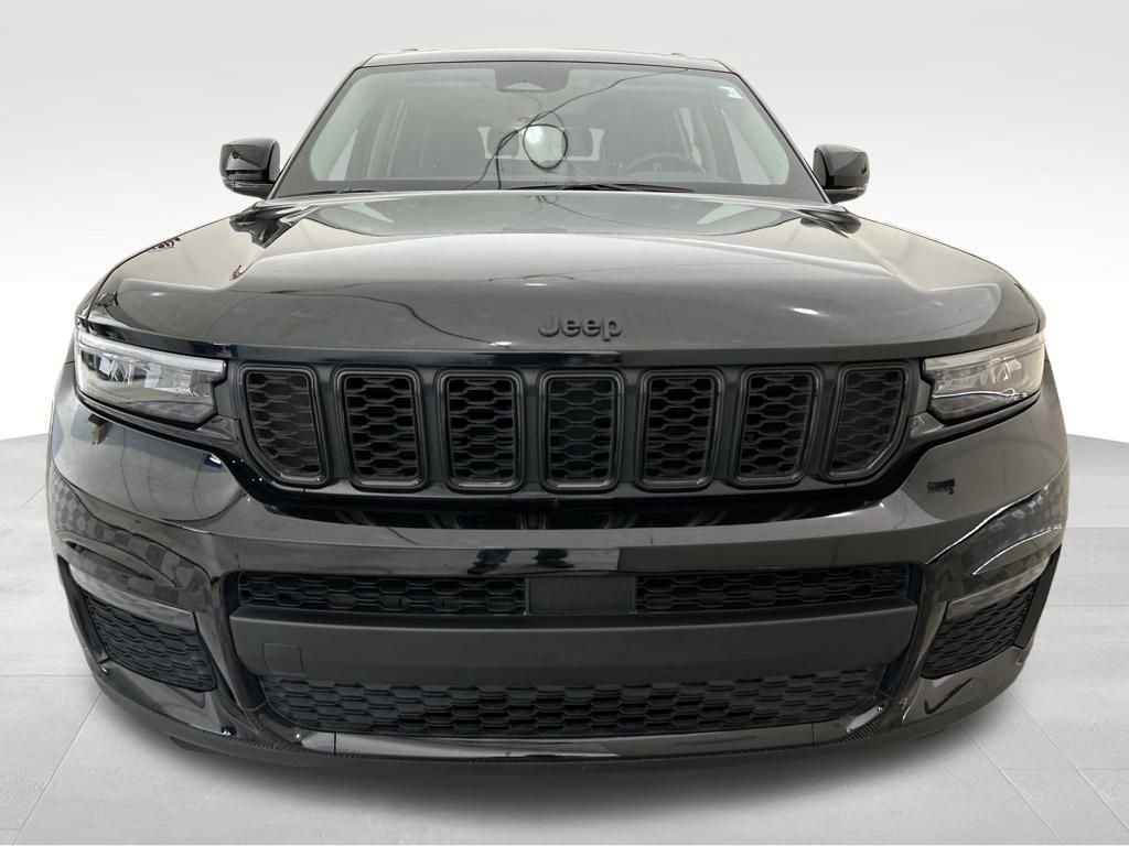 Used 2022 Jeep Grand Cherokee L Limited w/ Black Appearance Package image 9