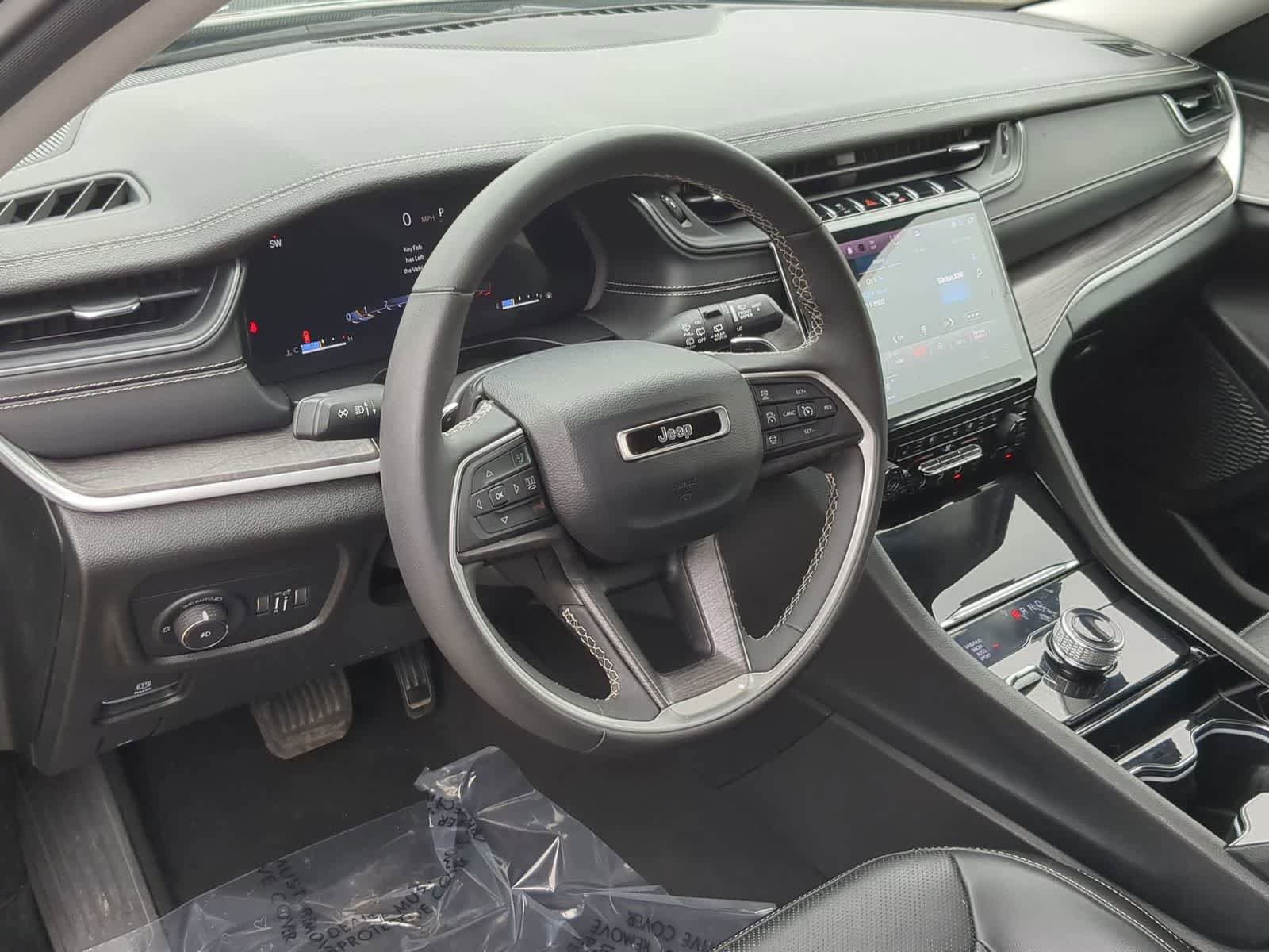 Used 2023 Jeep Grand Cherokee Limited w/ Luxury Tech Group II image 10