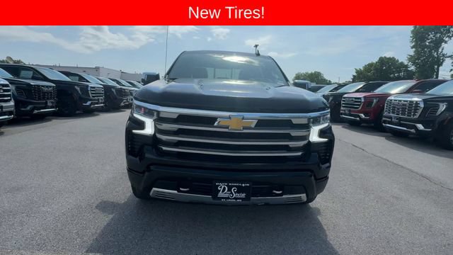 Used 2025 Chevrolet Silverado 1500 High Country AWD/4WD image 3