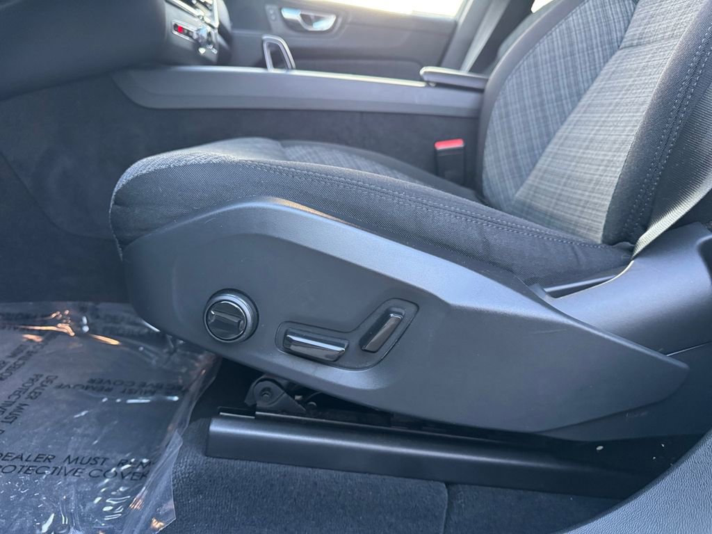 Certified 2023 Volvo XC60 B5 Core image 37