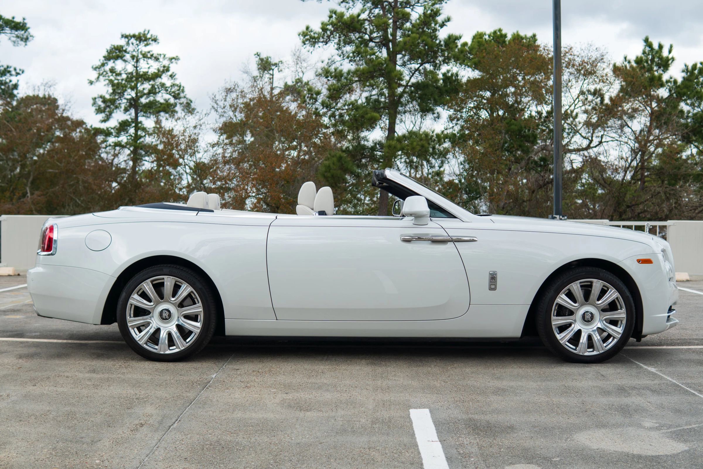 Used 2017 Rolls-Royce Dawn RWD image 27
