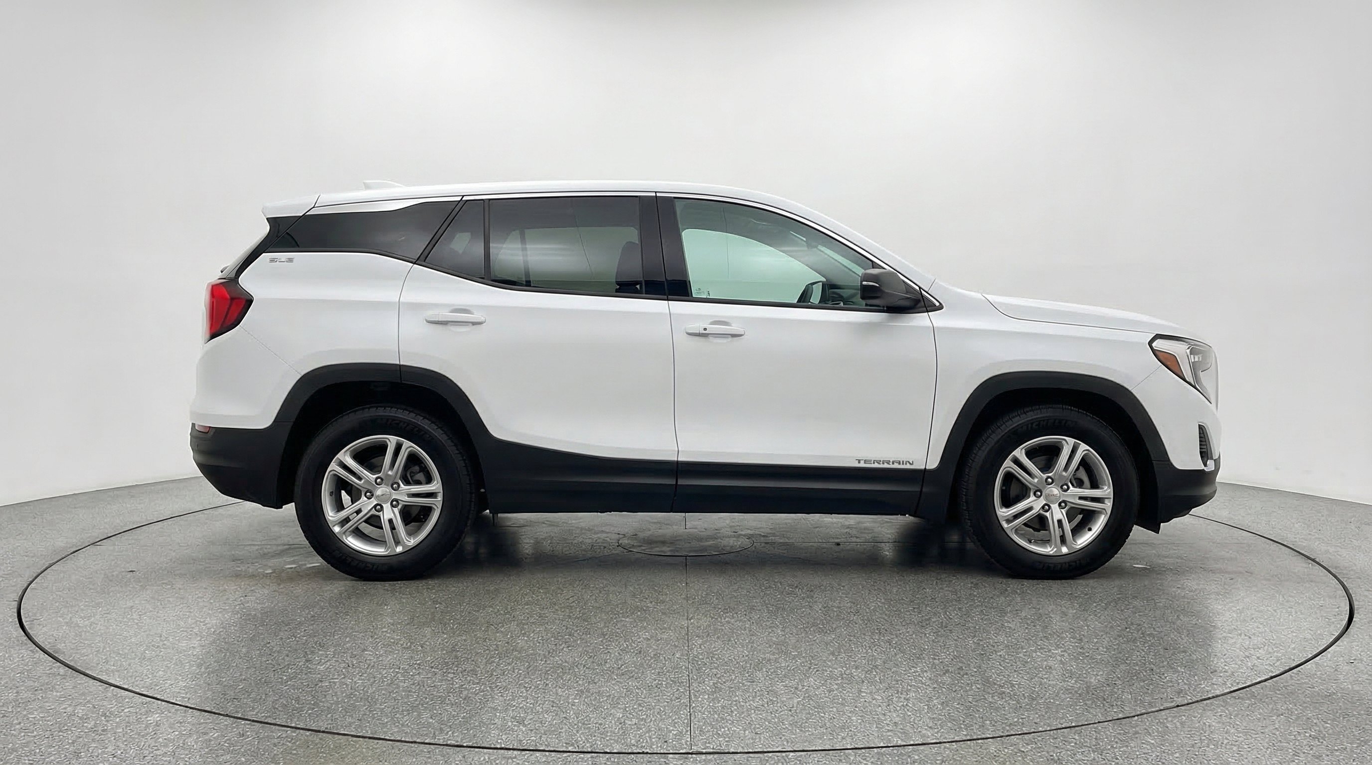 Used 2024 GMC Terrain SLE FWD image 11