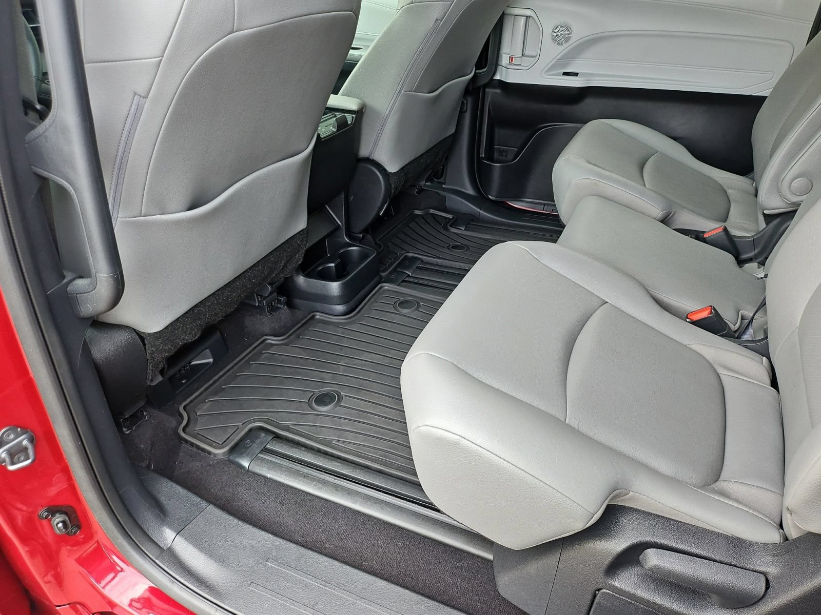 Used 2025 Toyota Sienna XLE FWD image 33