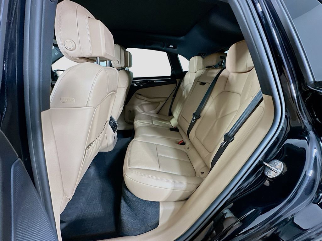 Certified 2024 Porsche Macan AWD/4WD image 24