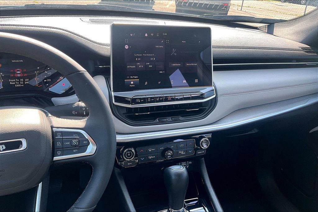 Used 2025 Jeep Compass Limited image 9