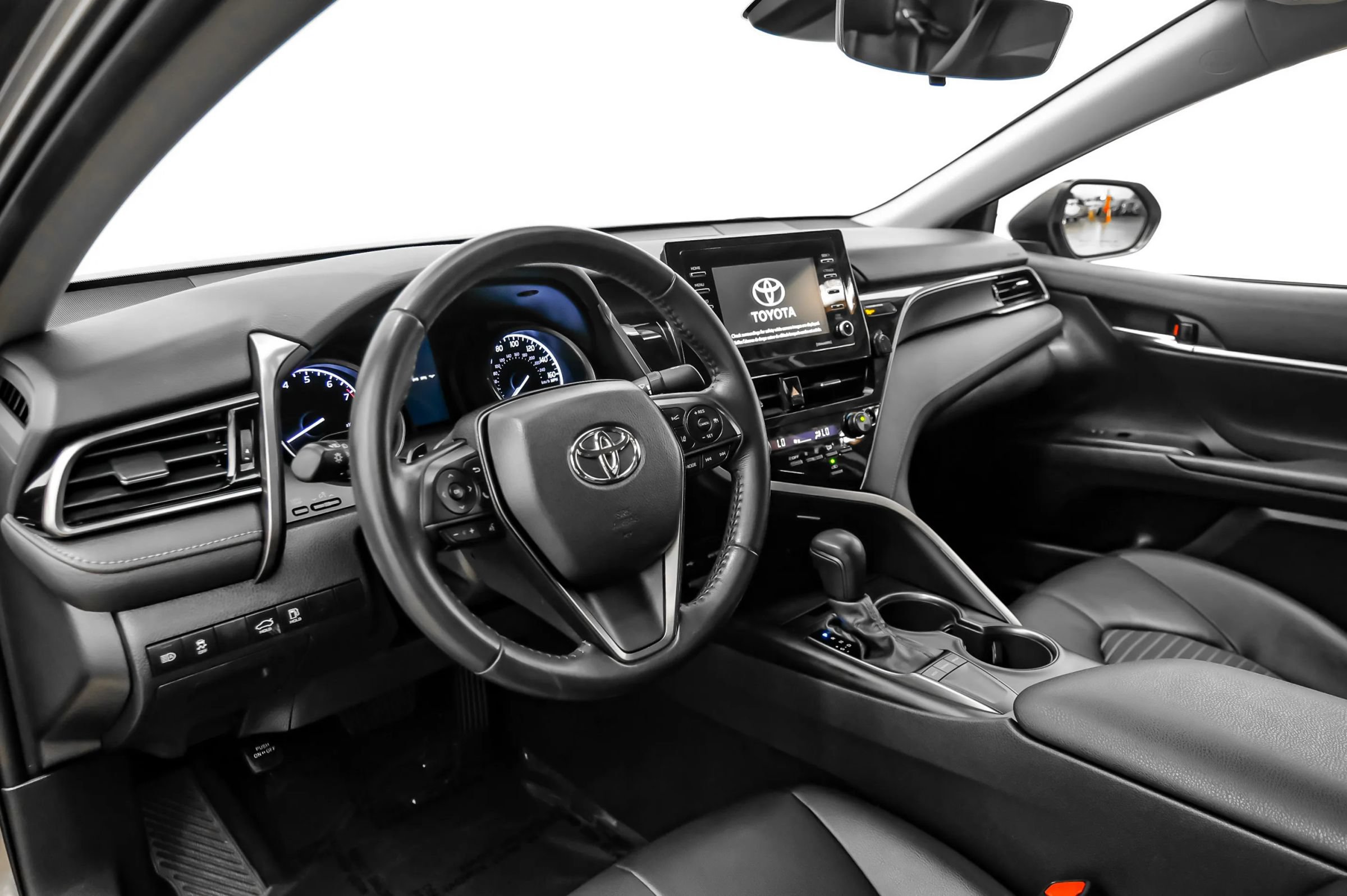 Used 2022 Toyota Camry SE FWD image 11