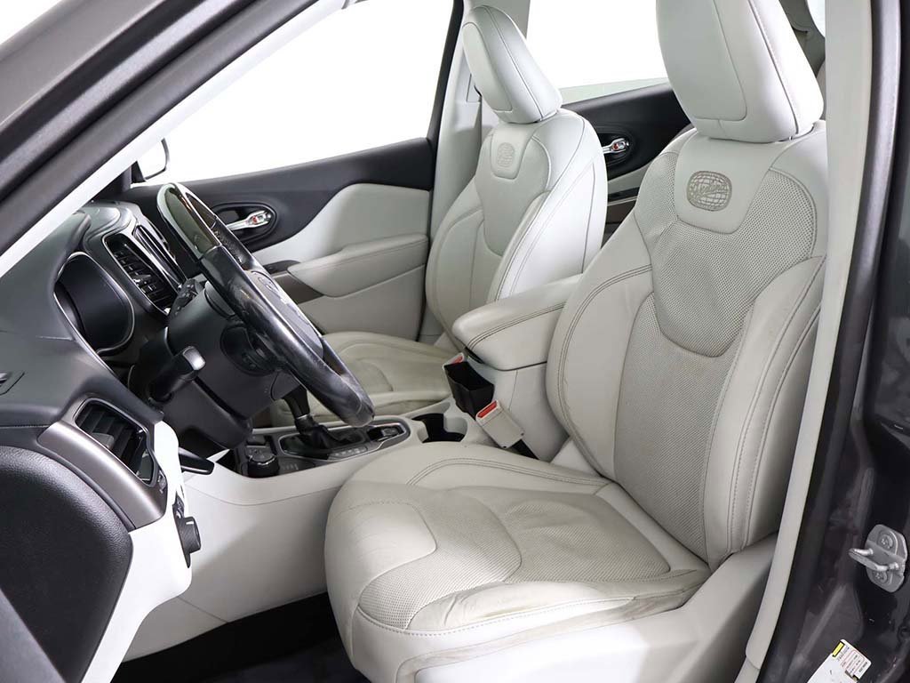 Used 2019 Jeep Cherokee Overland w/ Technology Group image 33