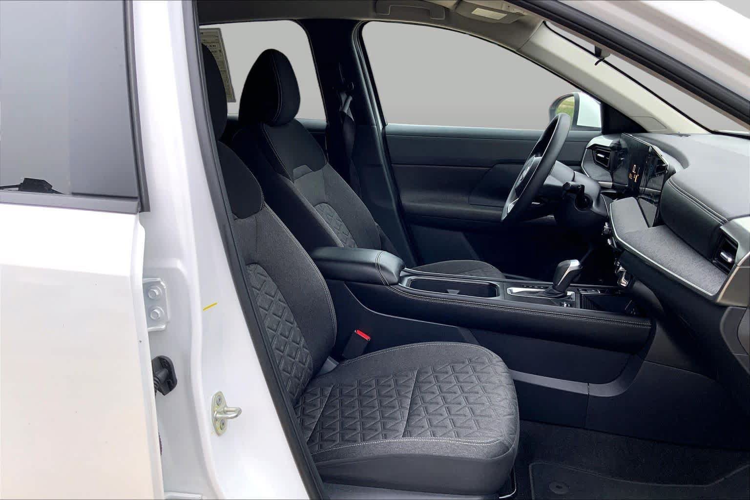 Used 2025 Nissan Kicks SV AWD/4WD image 17