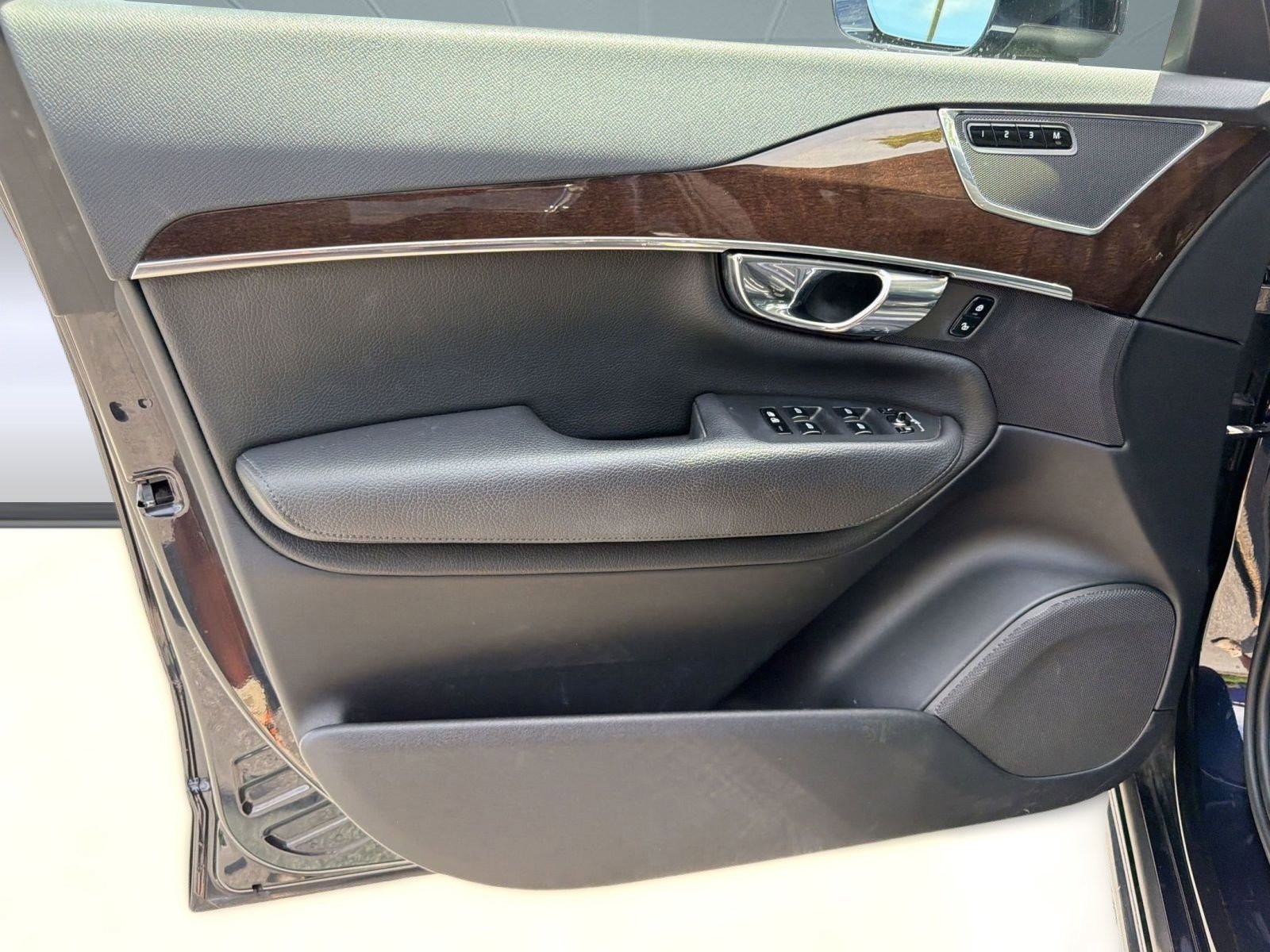 Used 2017 Volvo XC90 T5 Momentum w/ Vision Package FWD image 21