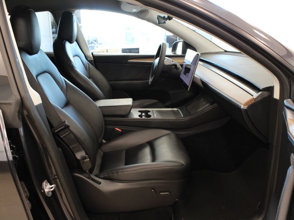 Used 2025 Tesla Model Y Long Range RWD image 14