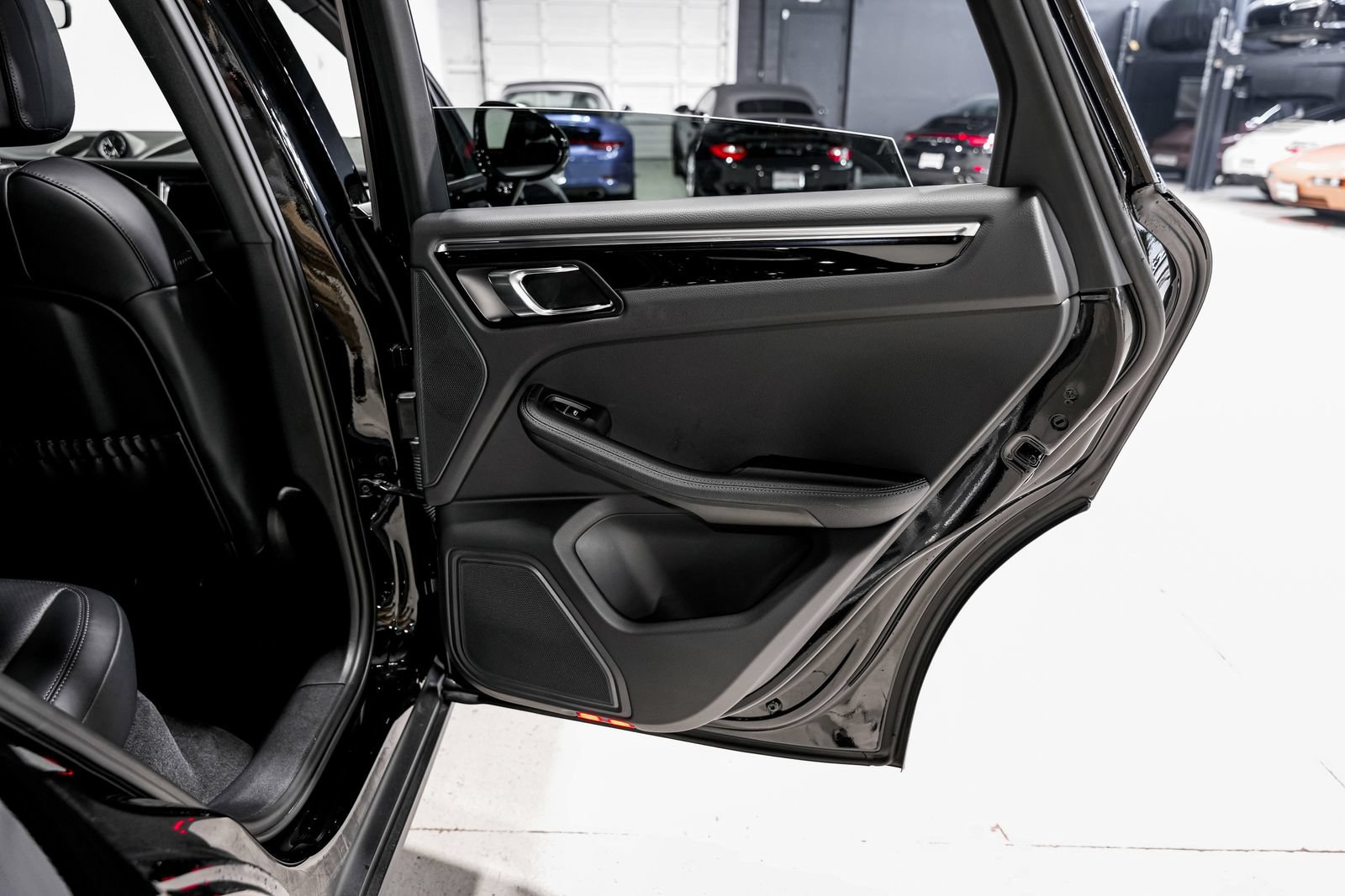 Used 2024 Porsche Macan AWD/4WD image 26