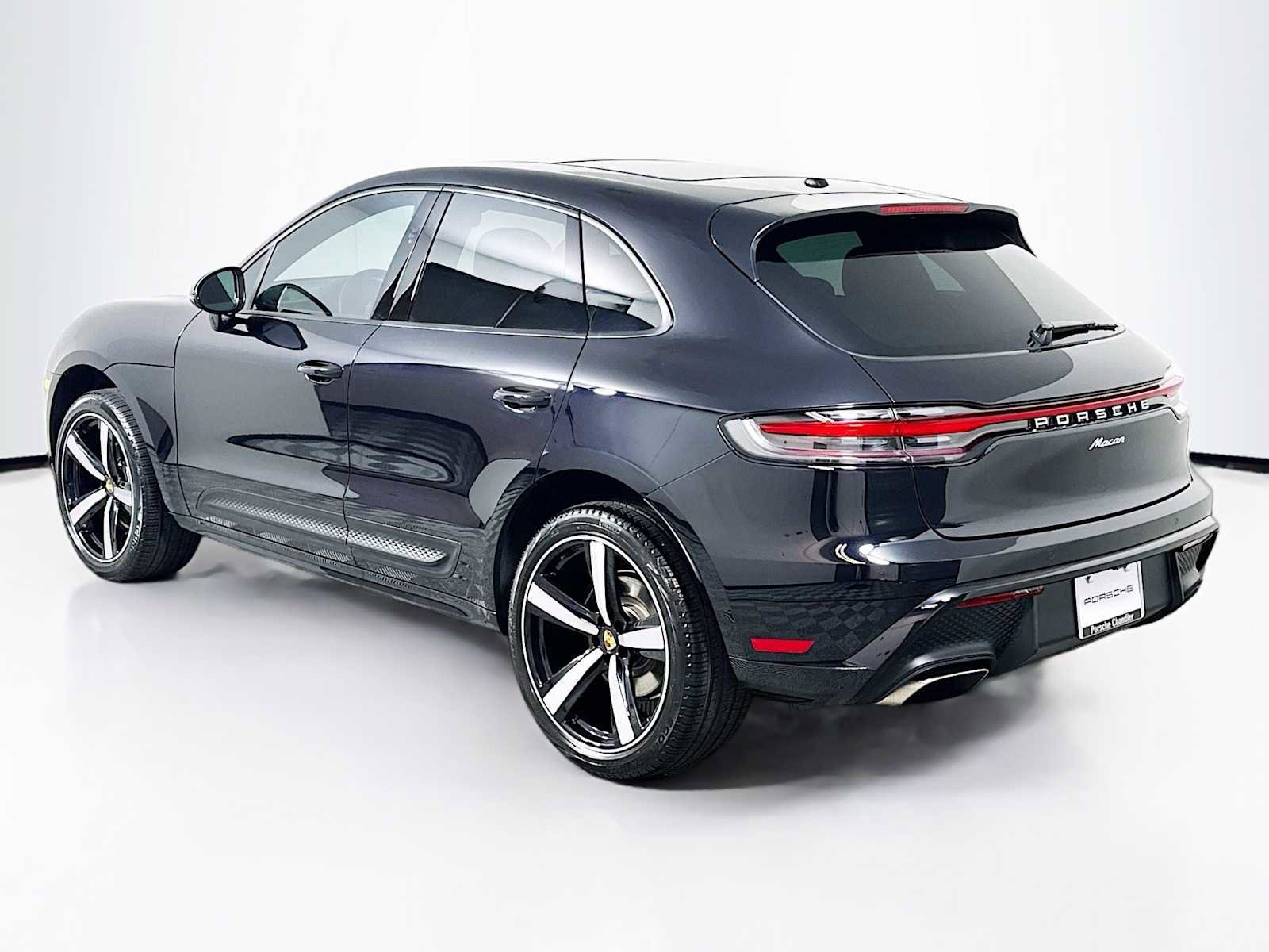 Certified 2025 Porsche Macan image 3