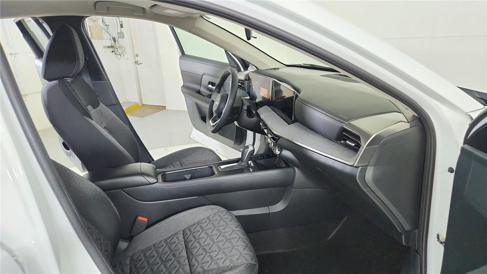 Used 2025 Nissan Kicks SV FWD image 17