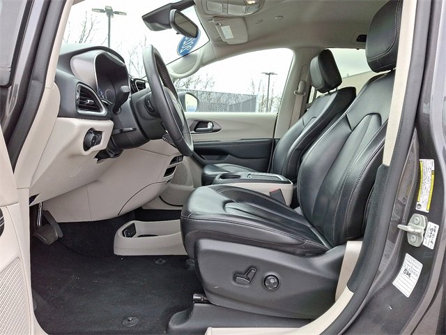 Used 2023 Chrysler Pacifica Touring-L image 16