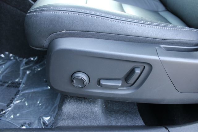 Used 2025 Volvo XC40 B5 Core image 14