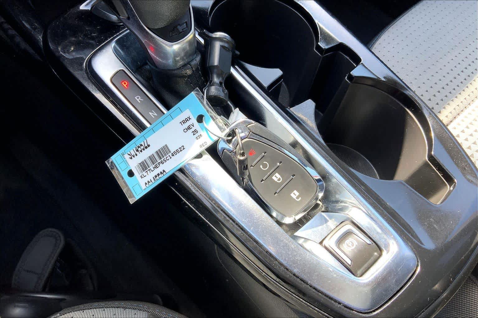 Used 2025 Chevrolet Trax LT FWD image 14