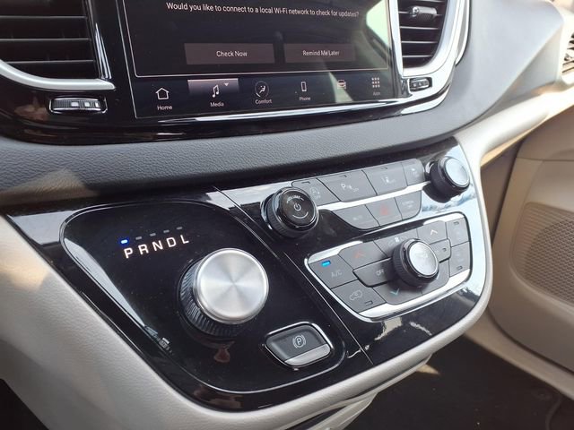 Used 2024 Chrysler Pacifica Touring-L FWD image 8
