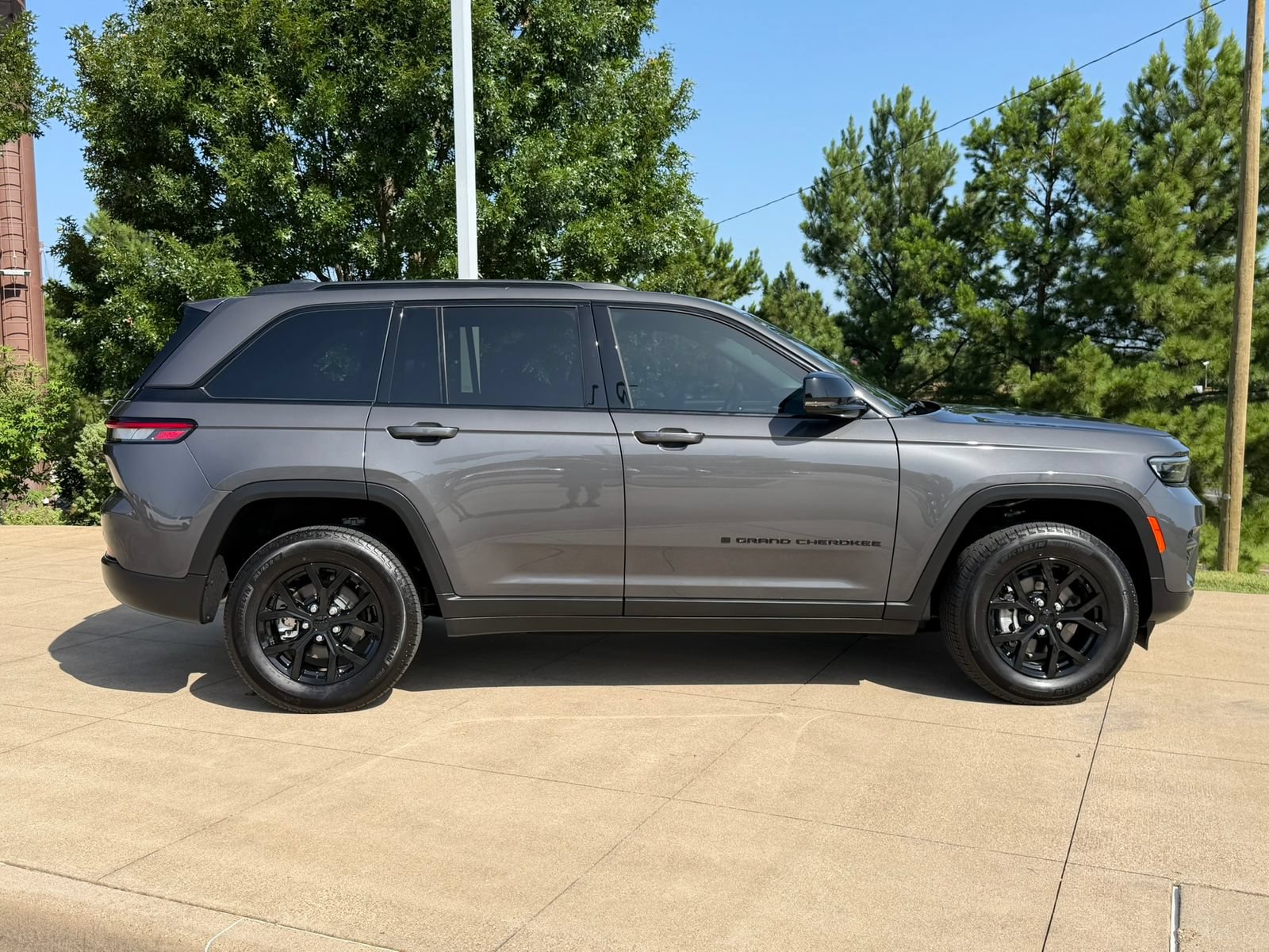 Used 2025 Jeep Grand Cherokee Altitude AWD/4WD image 7