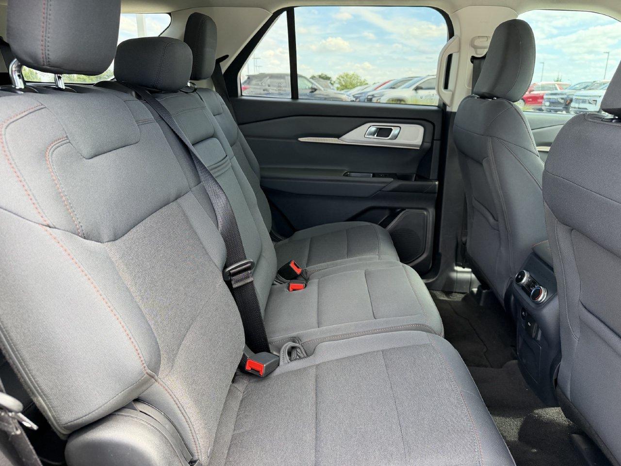 Used 2025 Ford Explorer Active RWD image 27