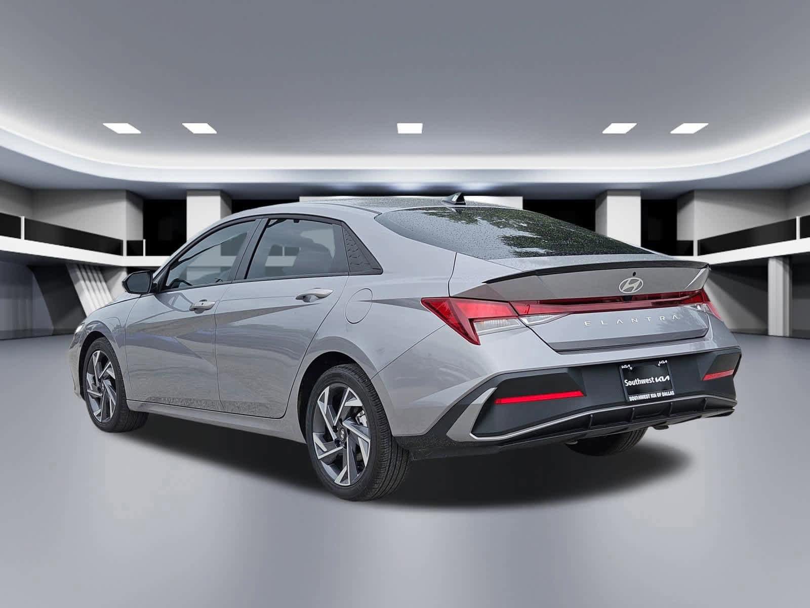 Used 2025 Hyundai Elantra Sport FWD image 4