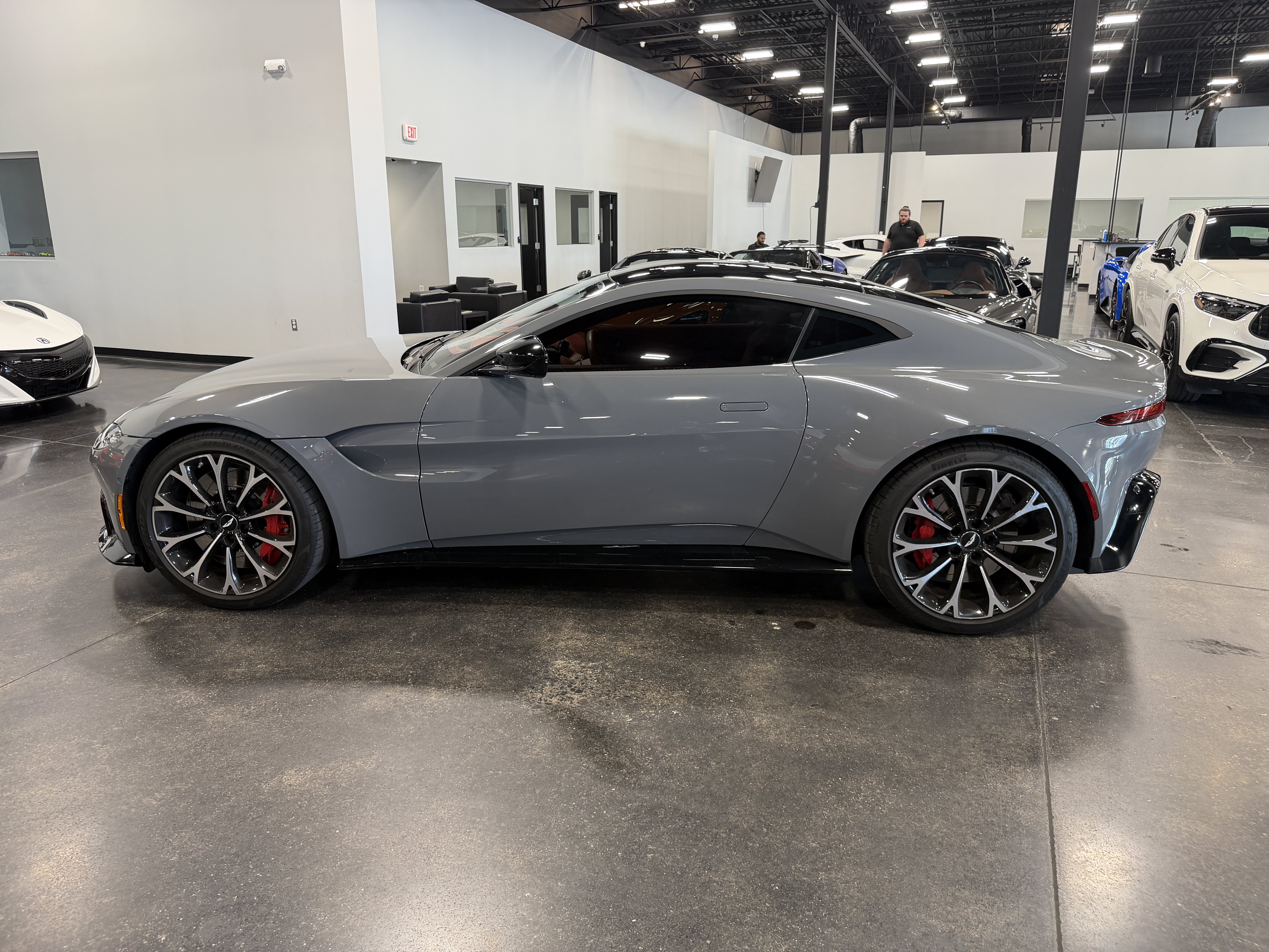 Used 2019 Aston Martin V8 Vantage Coupe RWD image 3