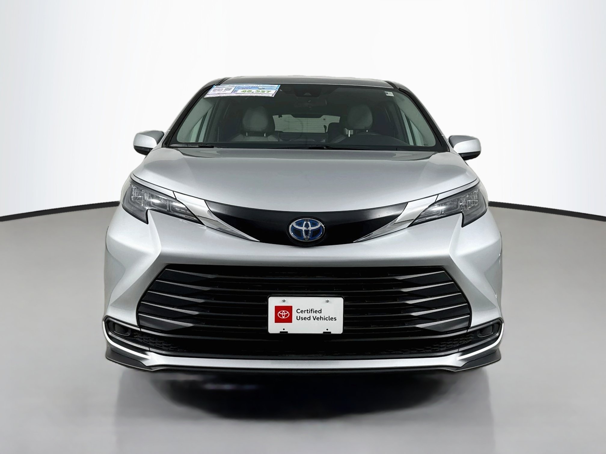 Certified 2025 Toyota Sienna LE FWD image 2