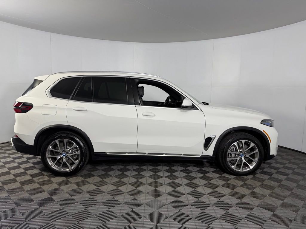 Used 2025 BMW X5 xDrive50e AWD/4WD image 3