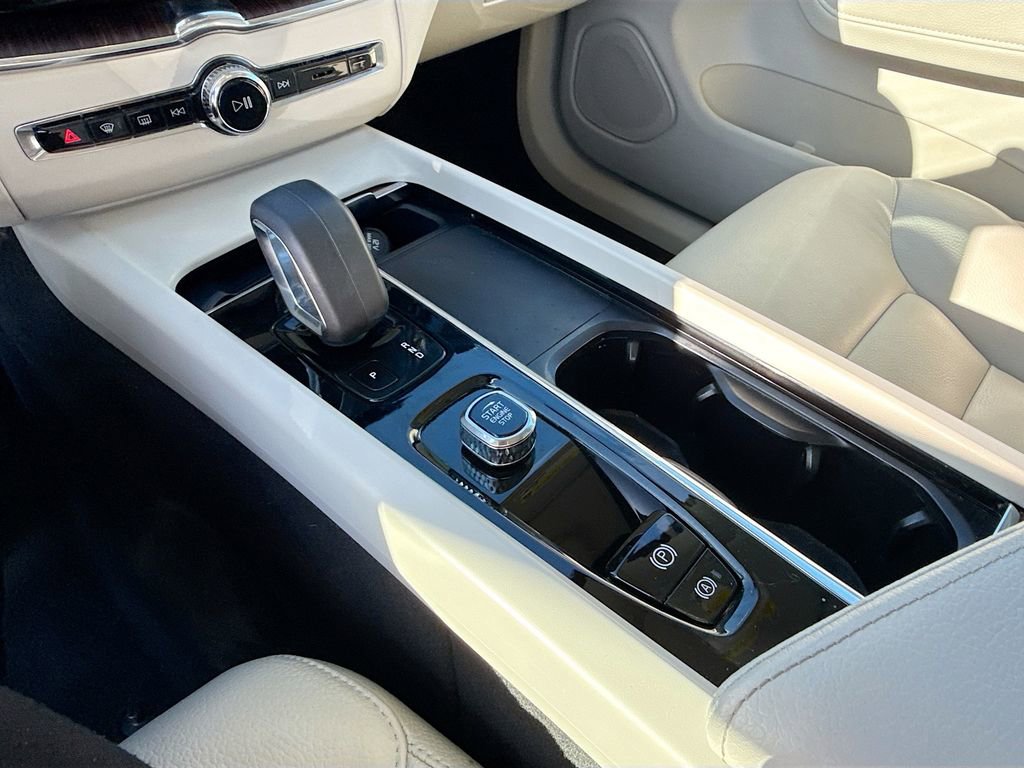 Used 2022 Volvo XC60 B5 Momentum AWD/4WD image 18